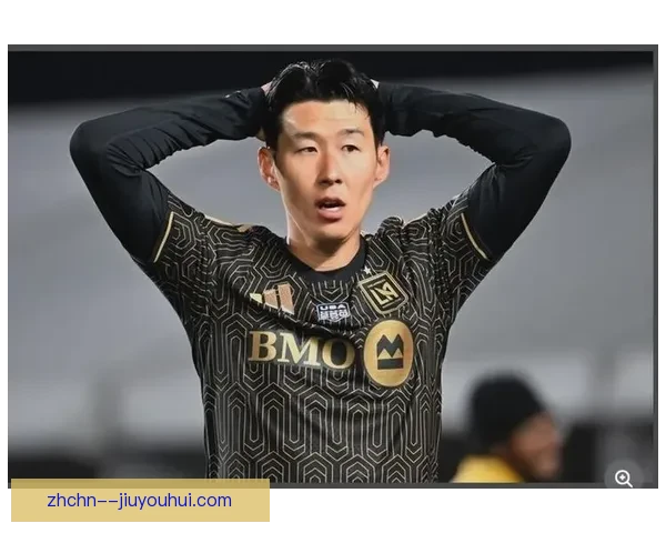 孙兴慜在韩国国家队训练结束后耐心为每位球迷签名展现亲和力和责任感